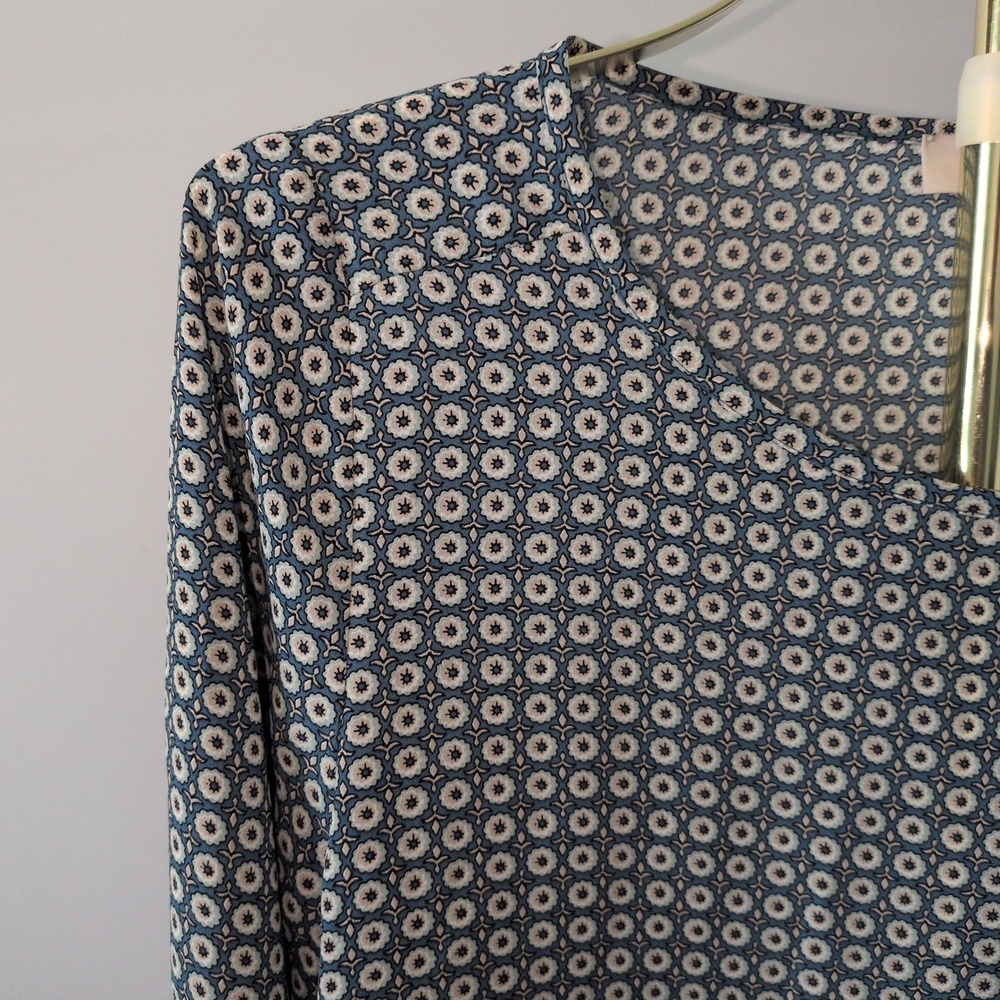 LOFT Blouse Womens Large Blue White Floral Medallion Roll Tab Long Sleeve 418589 - Picture 2 of 9